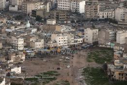 Image du Maroc Professionnelle de  Gros plan sur l’axe de la percée de la future avenue de la Mosquée, on voit une grande partie de l’ancienne médina extra-muros qui a été détruite que représente le terrain vague du premier plan, toutes les constructions au centre de cette image disparaitront à leur tour, Lundi 12 Janvier 2009. (Photo / Abdeljalil Bounhar) 